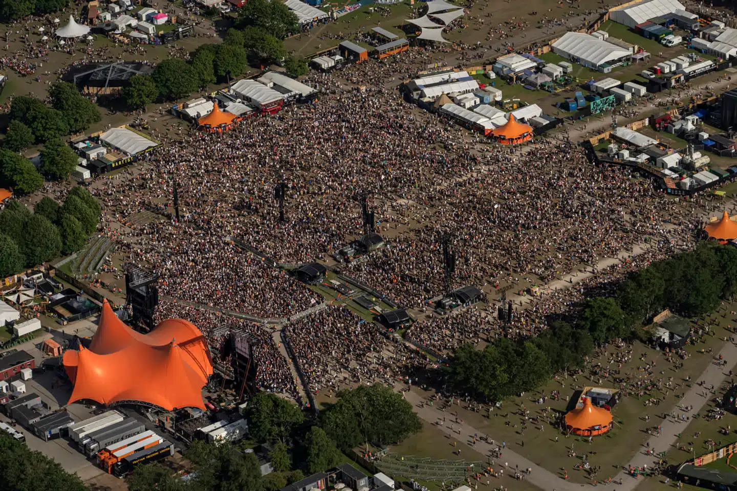 Til de helt store koncerter kan der står op mod 60.000 foran Orange Scene. Her Roskilde Festivalens hovedscene set fra luften i 2022.
