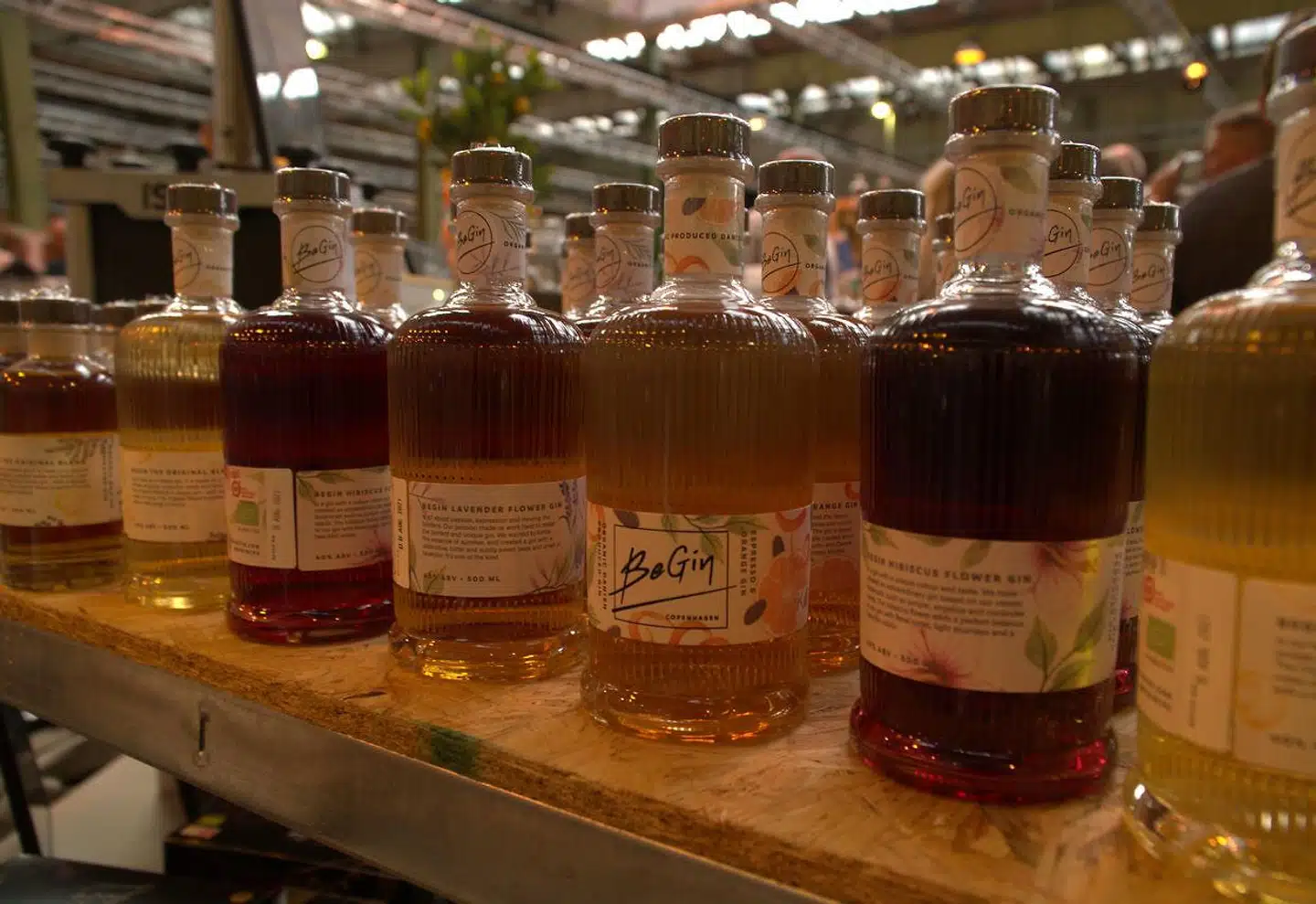 Gin findes i dag i et hav af varianter – her et par af de mere farvestrålende.