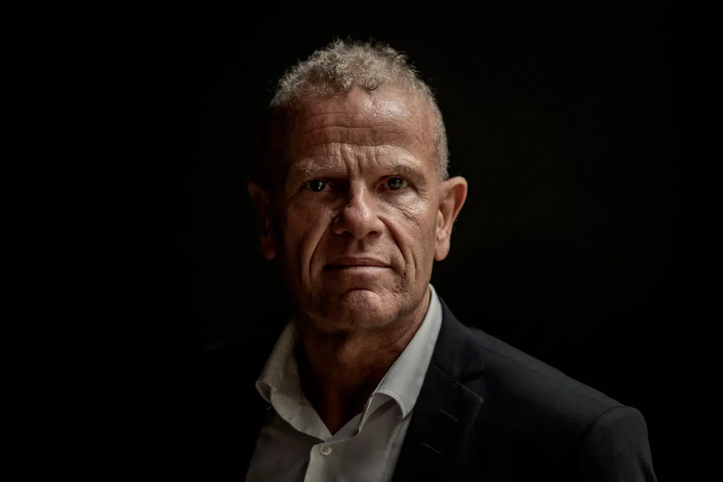 I alt fem medarbejdere blev hjemsendt i august 2020 af daværende forsvarsminister Trine Bramsen (S). Blandt de hjemsendte var FEs øverste chef, Lars Findsen. Han er siden blevet tiltalt for at have lækket højt klassificerede oplysninger.