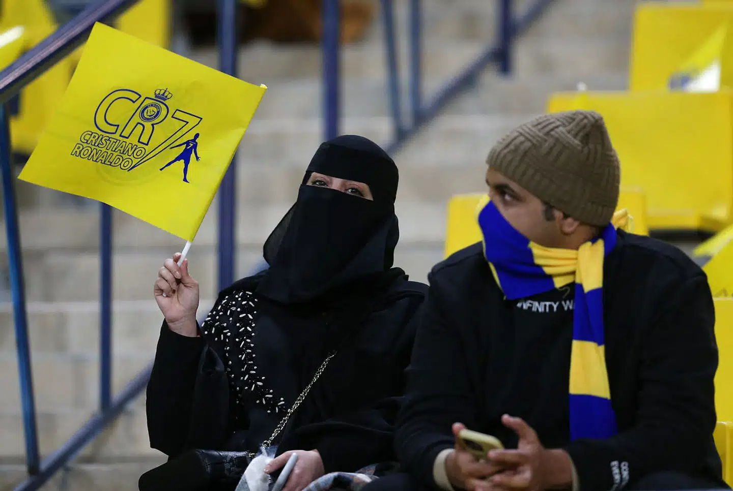 Der er mange fans af den engelske Premier League i Saudi-Arabien. Men også af Cristiano Ronaldo (CR7), der blev hentet til Saudi-Arabien for at vinde titler med fodboldklubben Al Nassr.