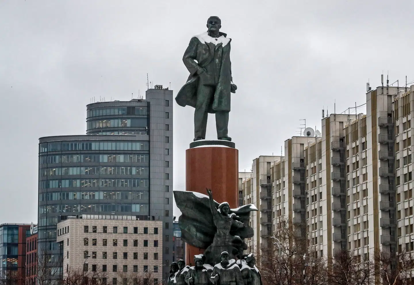 »Imperier kommer, og imperier forgår. Man behøver ikke at tabe en krig for at tabe et imperium. Herom vidner det britiske imperiums opløsning. Samtidig viser det også, at bare fordi man engang var et imperium, betyder det ikke, at man kan gøre krav på, hvad man mener, at dette indebærer for tid og evighed. Dette er tydeligt i Ruslands tilfælde,« skriver Marianne Borg-Hansen. På billedet et Lenin-monument i Moskva.