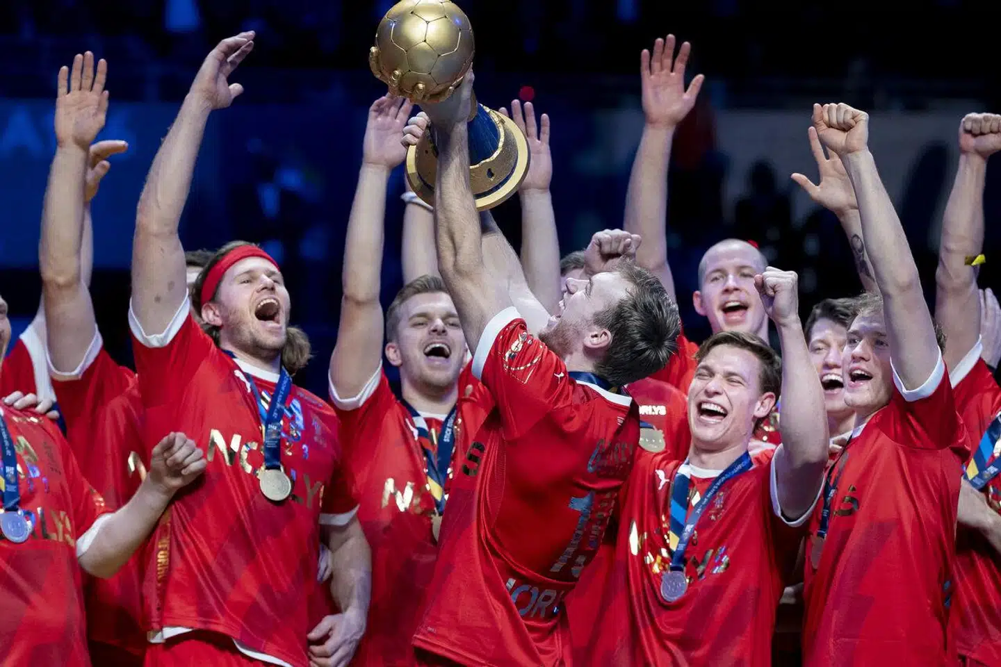 »Håndboldspillerne vil vinde, men de hyldes for mere end det, for de repræsenterer noget alment, der ikke må forgå. Respekt mellem unge og ældre, et mindre primitivt syn på magt og hierarki og en næsten hengiven agtelse for holdkammeraten,« skriver Sørine Gotfredsen.