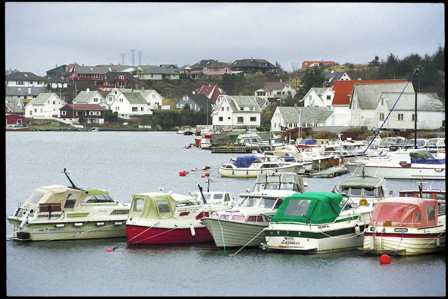 Der er som regel fredeligt og lav kriminalitet på øen Karmøy og i områdets store by Stavanger. Derfor har de to uopklarede drab på Birgitte Teng og Tina Jørgensen blandt andet fået opmærksomhed flere gange i mere end 20 år.