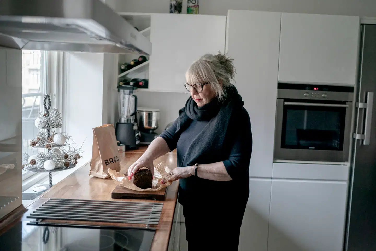 Lis Larsson og hendes mand bor i en lejlighed på 137 kvadratmeter på Vesterbro i København i en andelsboligforeninger, som har holdt fast i den offentlige vurdering. Hun kæmper for, at foreningen skal gå over til en valuarvurdering og har blandt andet fremlagt sin sag for Folketingets Boligudvalg.