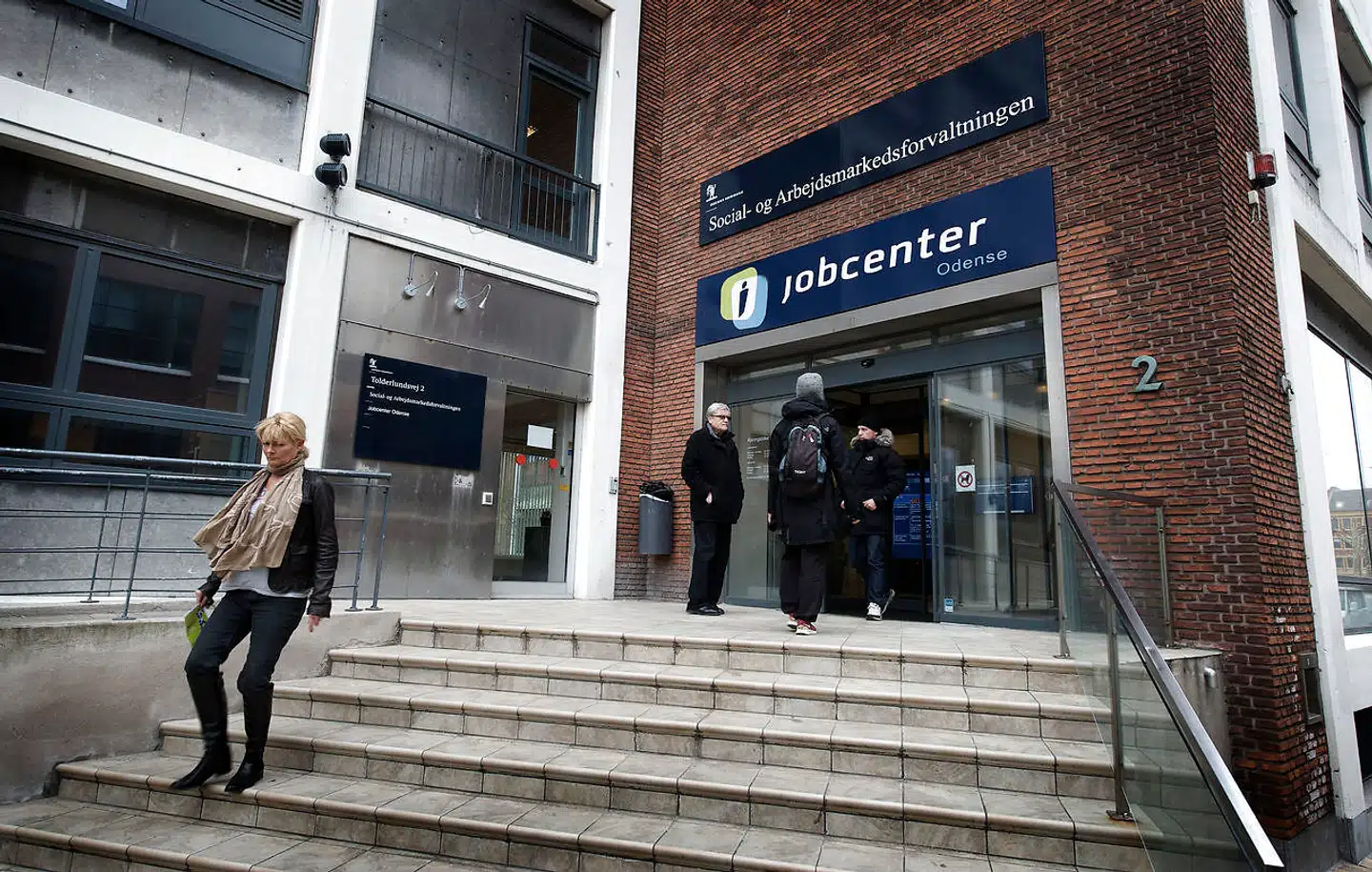 Hvordan afskaffer man egentligt jobcentrene og forsimpler beskæftigelseslovgivningen? Bekæftigelses - og socialrådmand i Odense Christoffer Lilleholt foreslår, at man som en begyndelse kan skære antallet af ydelser til ledige fra 13 til fem.