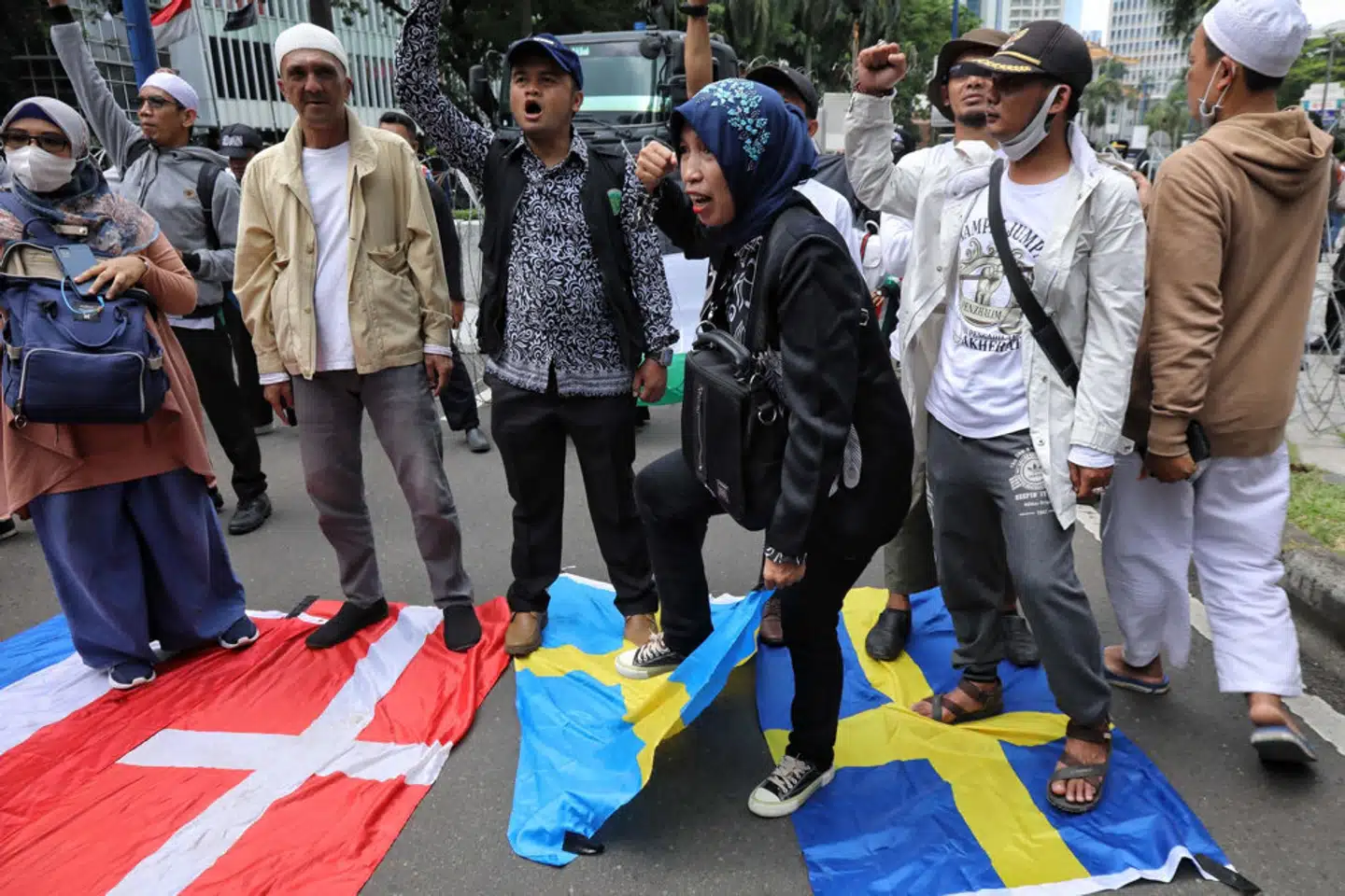 Demonstranter træder på det hollandske, danske og svenske flag uden for den svenske ambassade i Indonesiens hovedstad, Jakarta, mandag den 30. januar. - Foto: Azwar Ipank/Ritzau Scanpix