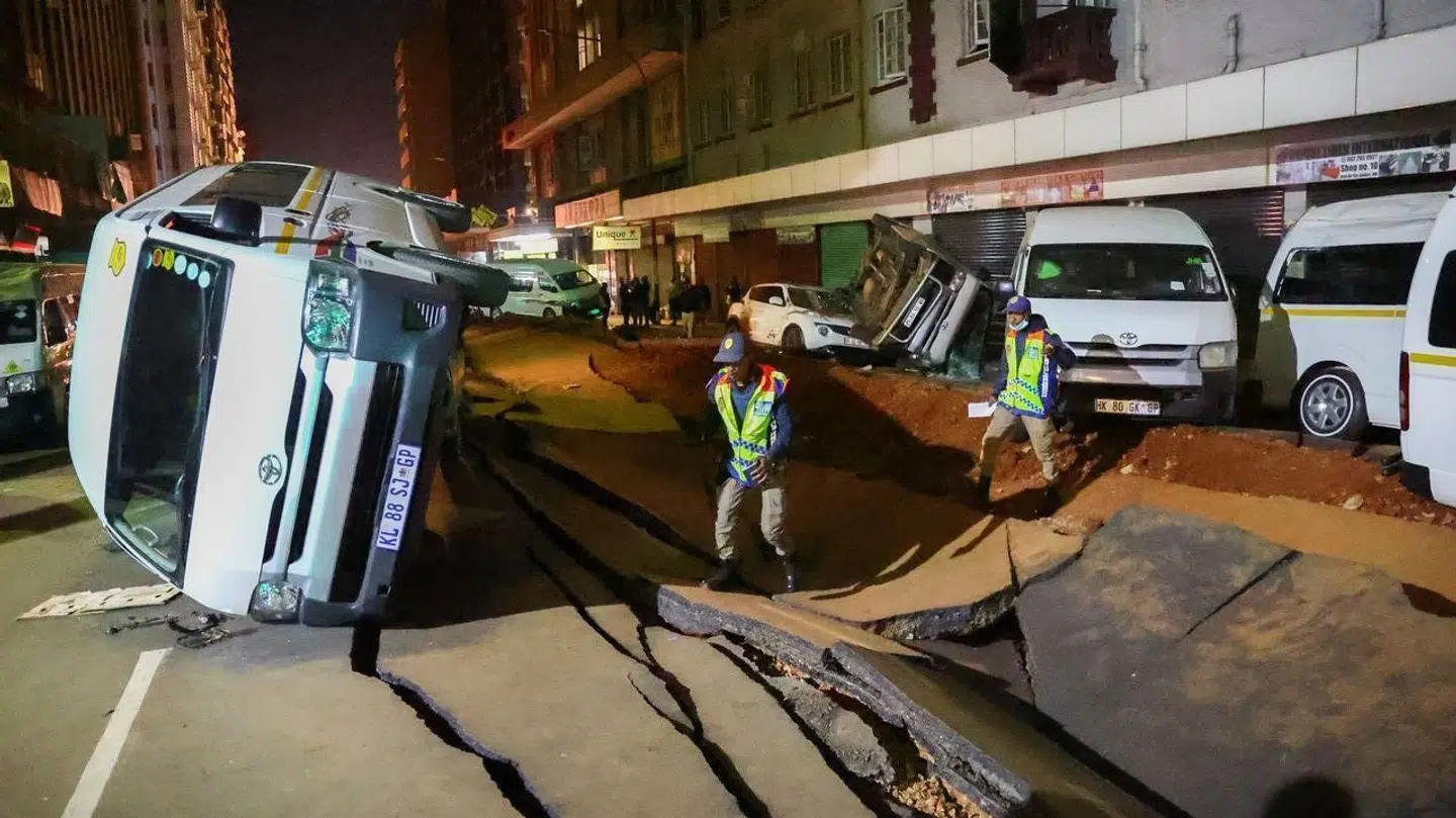 Biler er væltet og vejen er hullet efter gaseksplosion i Johannesburg i Sydafrika