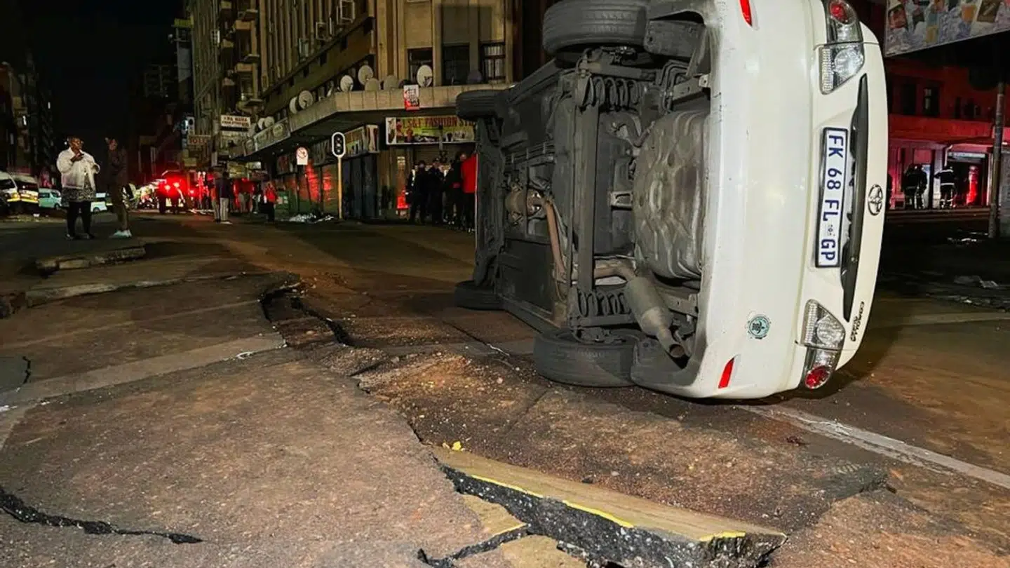 Biler er væltet og vejen er hullet efter gaseksplosion i Johannesburg i Sydafrika