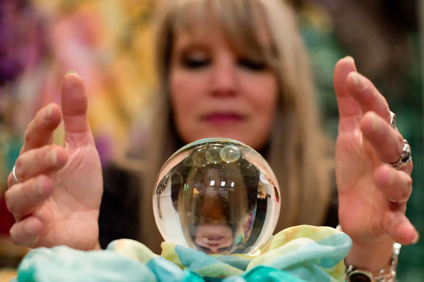 Esoterik og spiritualitet kan radikalisere udøvere og bane vej for konspirationsteoretiske overbevisninger. Risikoen for demokratiet er indlysende, mener tysk forfatter. På billedet ses en deltager i en esoterikmesse i Tyskland i 2014.