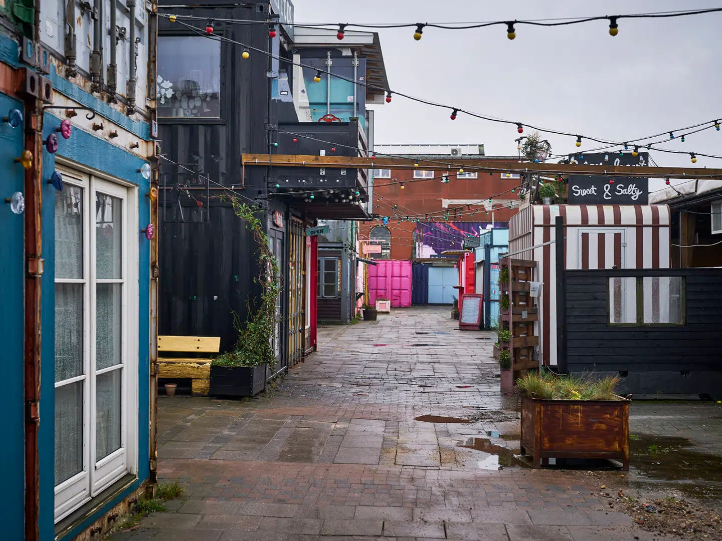 »I dag lever alle på Refshaleøen på lånt tid. Lige nu er alt i spil, og der er intet, der er fredet. Ikke engang byens mest spændende moderne museum Copenhagen Contemporary ved, om det kan fortsætte. Trods gode intentioner er der ikke givet nogle garantier om overlevelse til noget eller nogle,« skriver Jon Stephensen.