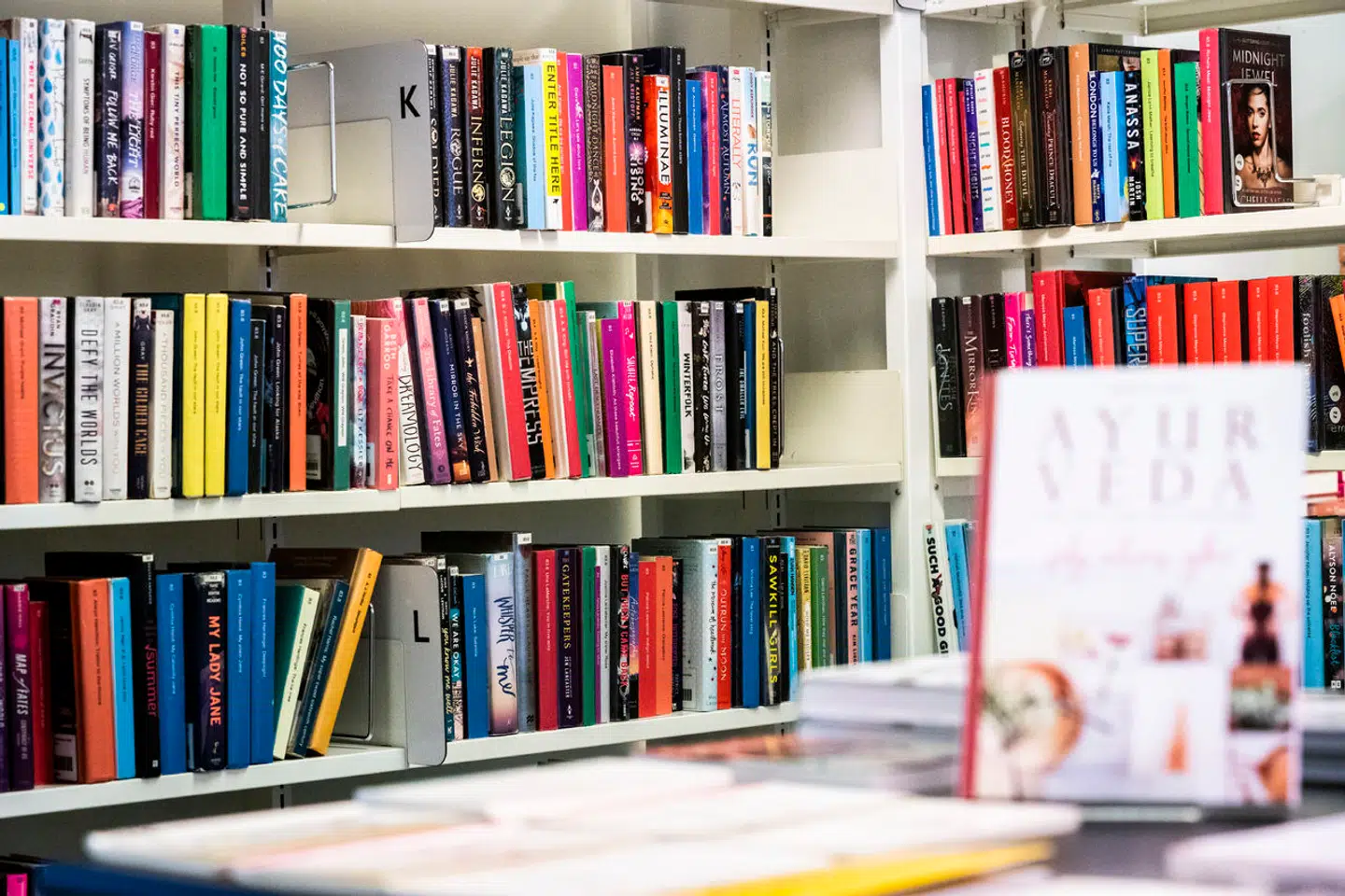 Litteraturen skal være helt sig selv. Bibliotekets bøger skal ikke sættes der med en bestemt politisk bagtanke, skriver Nathalie Ostrynski i denne leder.