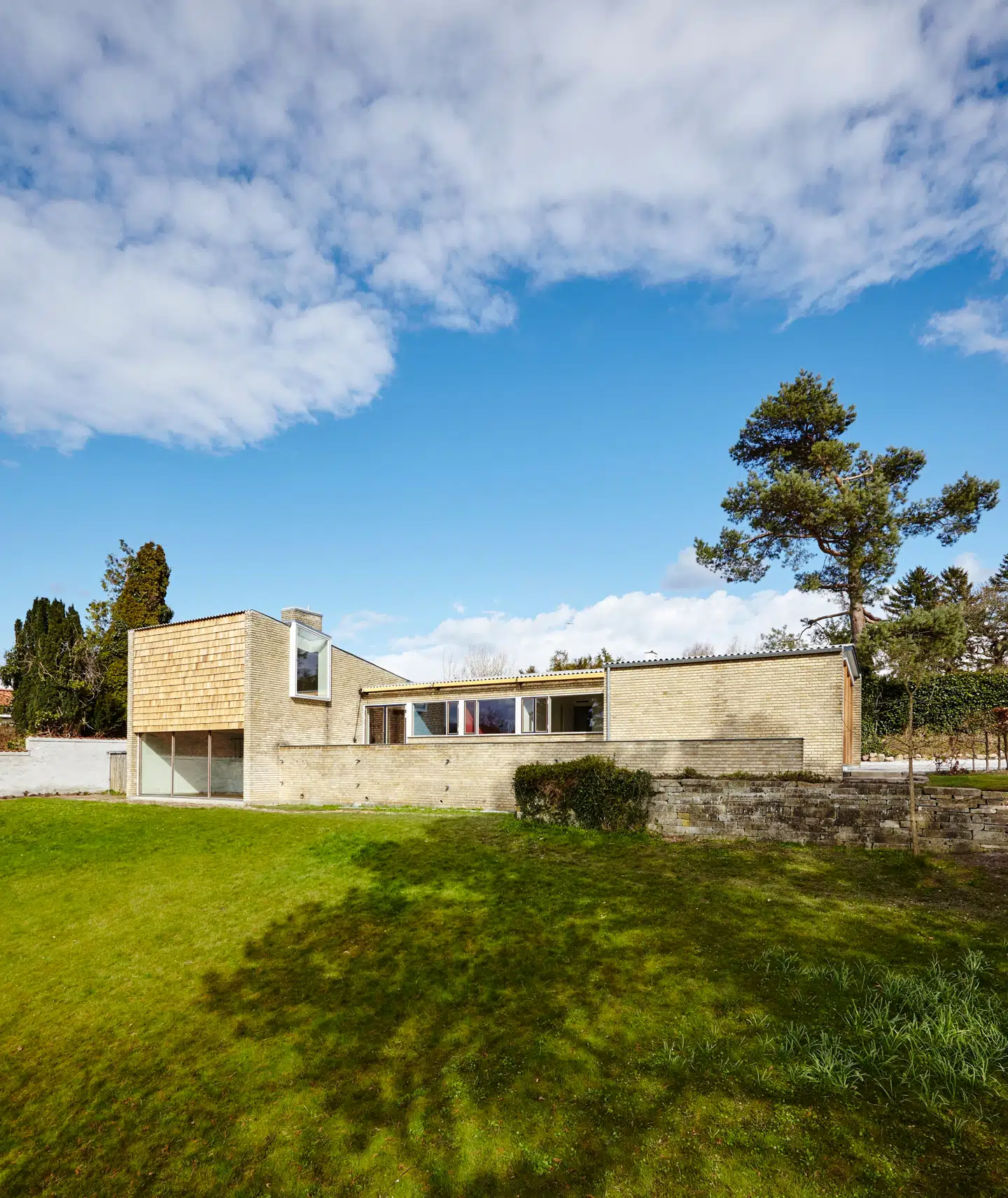 Huset er ikke særlig stort, og den fantastiske stue og køkkenet sluger de fleste kvadratmeter. Ikke desto mindre er Varmings hus en sand klassiker for alle arkitekter.