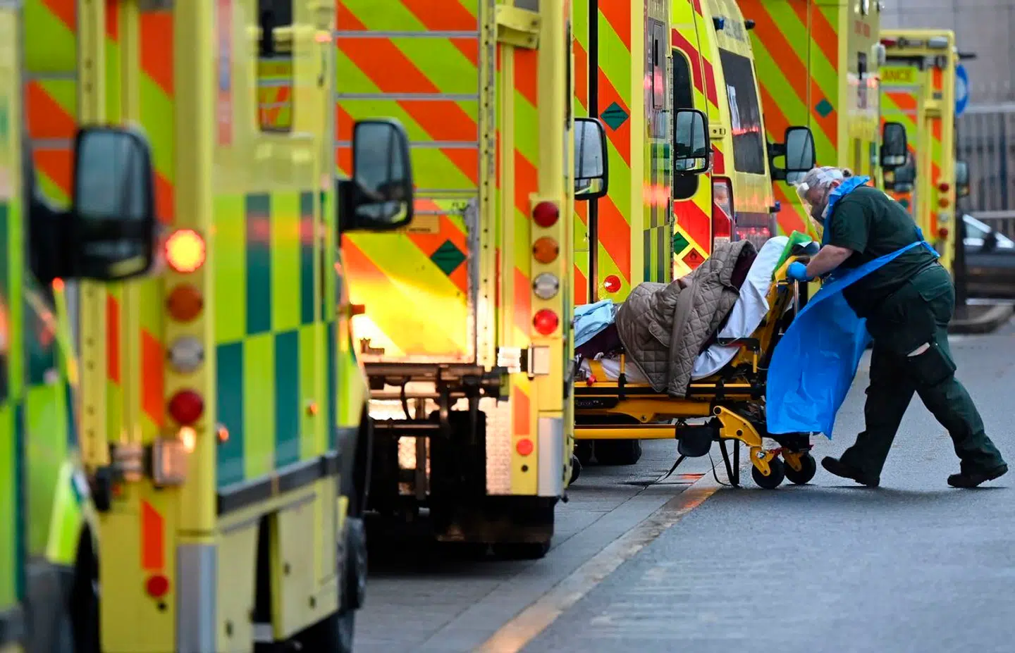 Ambulancer holdt i kø uden for Royal London Hospital i det østlige London i januar 2021 under coronaepidemien. Nu kommer der også meldinger om, at ambulancer må holde i kø i Danmark, og at akutmodtagelserne er ved at sande til i patienter. Det forsøger den danske regering nu at gøre noget ved.