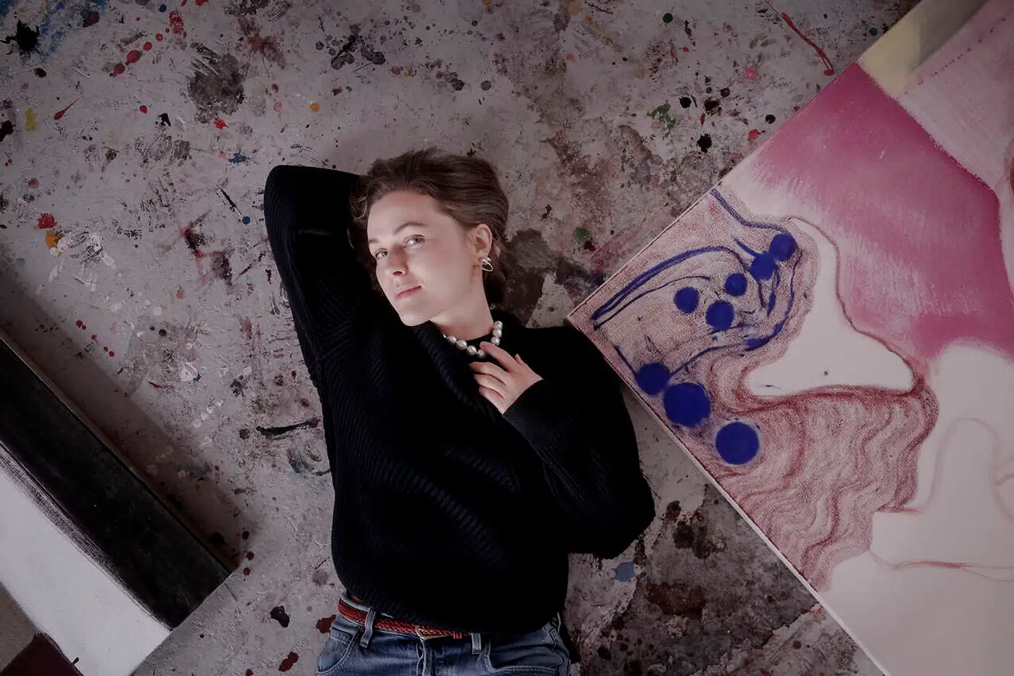 »Jeg synes, det var spændende at tage udsagn som: »Kvinder kan ikke male. De har ingen ideer, det er manden, der er geniet« for pålydende, så derfor malede jeg blomster. For blomstermaleriet, som mange kvinder tidligere dyrkede, har ikke været betragtet som betydningsfuldt,« siger Emily Gernild.