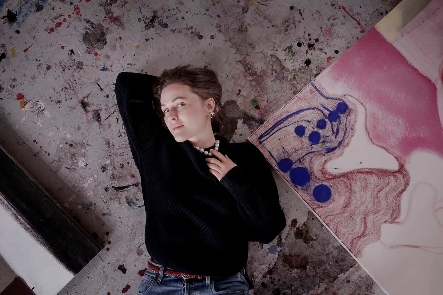 »Jeg synes, det var spændende at tage udsagn som: »Kvinder kan ikke male. De har ingen ideer, det er manden, der er geniet« for pålydende, så derfor malede jeg blomster. For blomstermaleriet, som mange kvinder tidligere dyrkede, har ikke været betragtet som betydningsfuldt,« siger Emily Gernild.