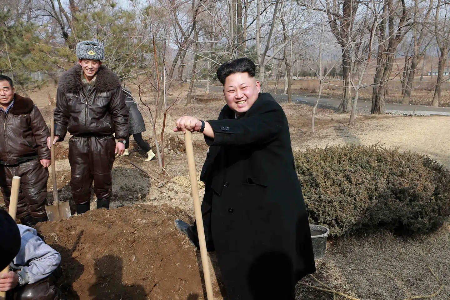 Nordkoreanske militærfolk kan være på vej til det østlige Ukraine, hvor de kan bistå med genopbygningsarbejde. På billedet ses den nordkoreanske leder, Kim Jong-un, under et tidligere besøg på en flybase i Nordkorea. Arkivfoto.