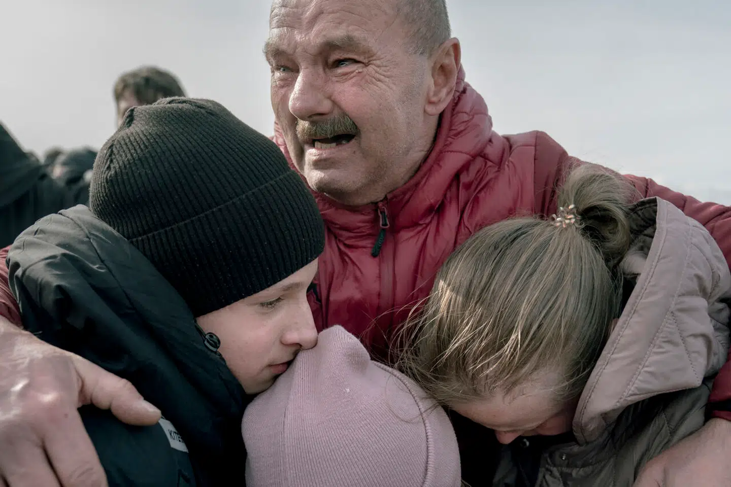 Vyatjeslav genforenes med sin nærmeste familie, der netop er kommet i sikkerhed og har krydset grænsen den til polske by Medyka. I dagene efter den russiske invasion flygtede millioner af ukrainere til nabolandene mod vest. Kun kvinder og børn måtte krydse grænsen, mændene skulle blive tilbage og gøres klar til kamp.