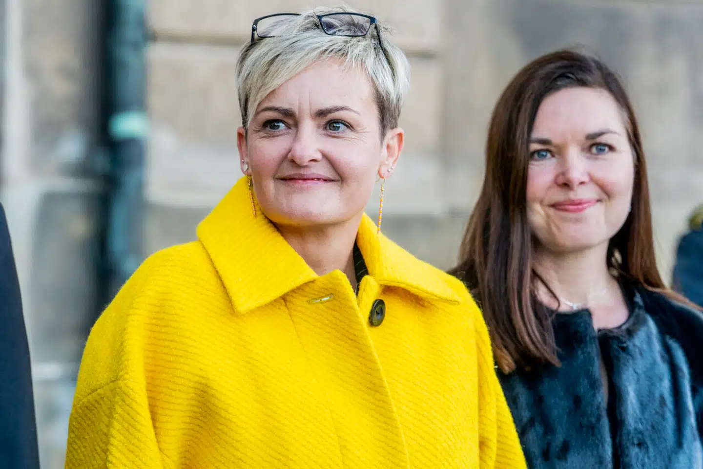 »Samtalen over barnevognen eller ammepuderne eller en latte nede i parken eller ved hentetid i børnehaven drejer sig om hormonforstyrrende stoffer, sovemønstre, fritidsaktiviteter og skolevalg. Men de senere år har der føjet sig et nyt emne til dette samtalerum: Underretninger til kommunen og den medfølgende implicitte trussel om tvangsmæssig adskillelse af forældre og børn,« skriver Anne Sofie Allarp. På billedet ses den ansvarlige minister, social- og boligminister Pernille Rosenkrantz-Theil (S).