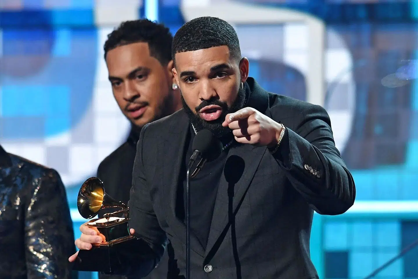 Drake kritiserede The Grammys fra scenen, da han i 2019 fik en pris for Årets rapsang. Siden 2021 har han sammen med The Weeknd valgt at boykotte prisuddelingen.