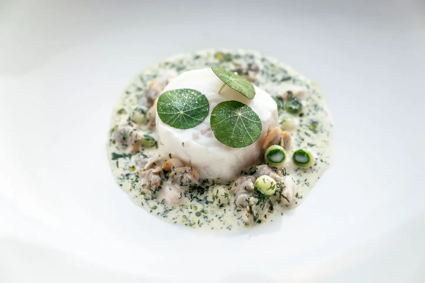 Helleflynder med hjertemuslinger.