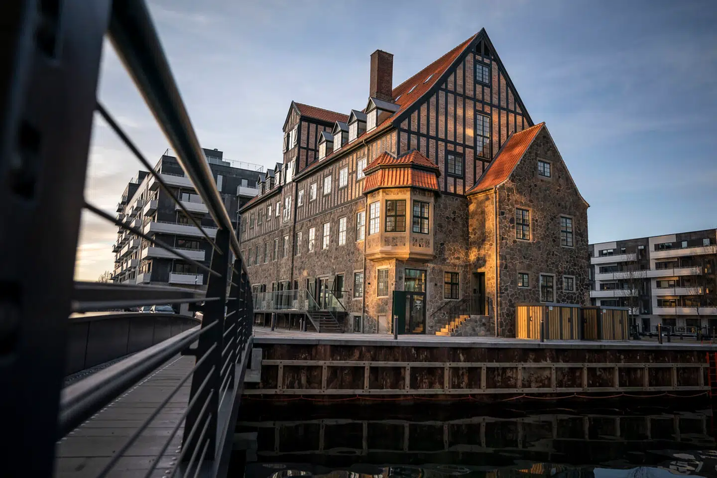 Restaurant Herkomst. Alva Myrdals Plads 1, 2450 København SV.