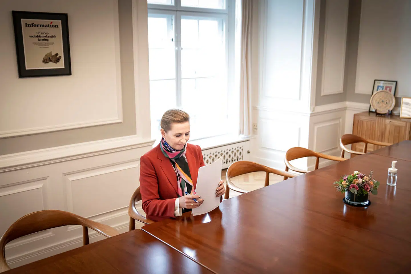 »Hvis ikke “helligdagskrisen” skal udvikle sig ukontrolleret og udløse mere eller mindre kaotiske tilstande, er der i et vist omfang brug for en magtfuldkommen regering, der både har mod og vilje til at træffe de svære og upopulære beslutninger, men gøre det ekstremt godt forberedt og iscenesat med en overbevisende fortælling,« skriver Erik Rasmussen.