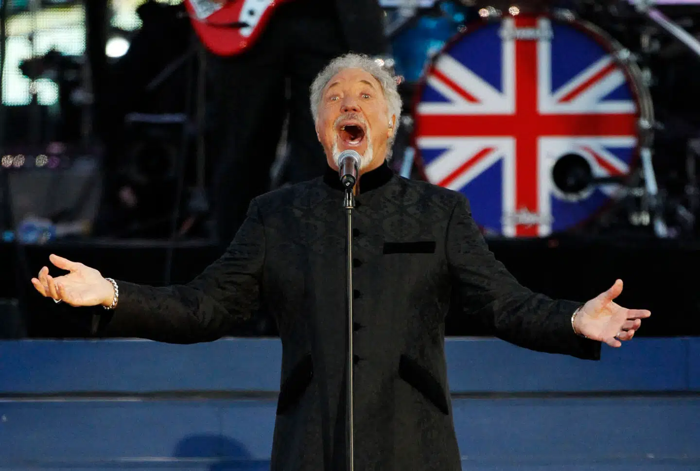 Den i dag 82-årige Tom Jones var i storform, da han i 2012 deltog i den store koncert i London. Og han holdt sig bestemt ikke tilbage, da han leverede sin omstridte sang »Delilah«.