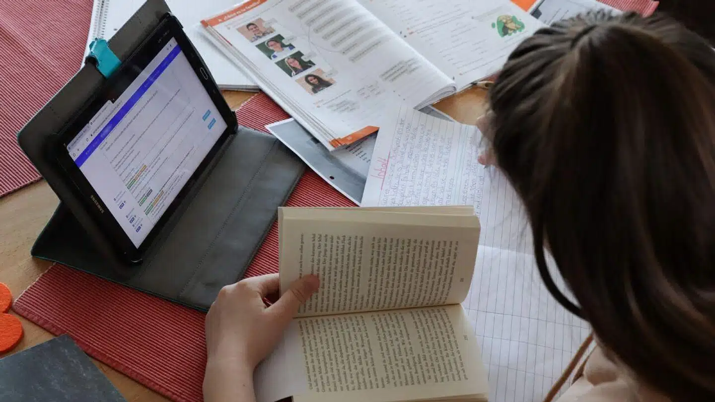 Der kan snydes med eksamens- og skoleopgaver, hvis man bruger den kunstige intelligens i chatrobotten ChatGPT som hjælp. Den kan også skrive artikler og noveller ud fra ens eget input. Men bekymringerne for disse kunstigt skabte tekster – og de fakta, som de bygger på – breder sig. Arkivfoto: Yann Schreiber/AFP/Ritzau Scanpix