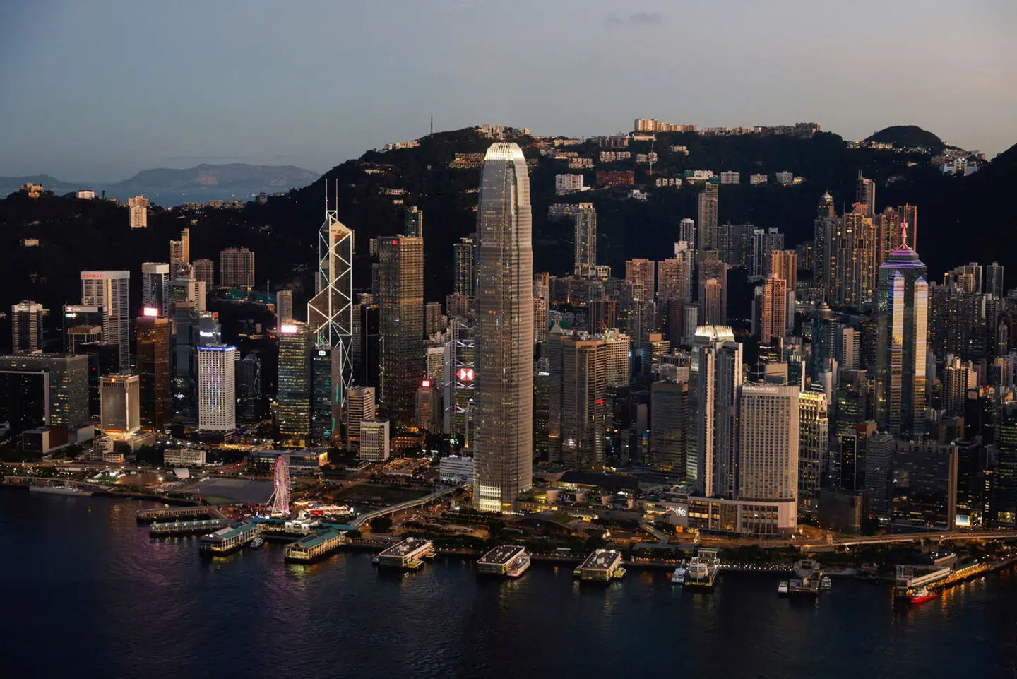 På grund af Coronarestriktioner har Hongkong stort set været afskåret for resten af verden. Det vil styret nu lave om på (arkivfoto).