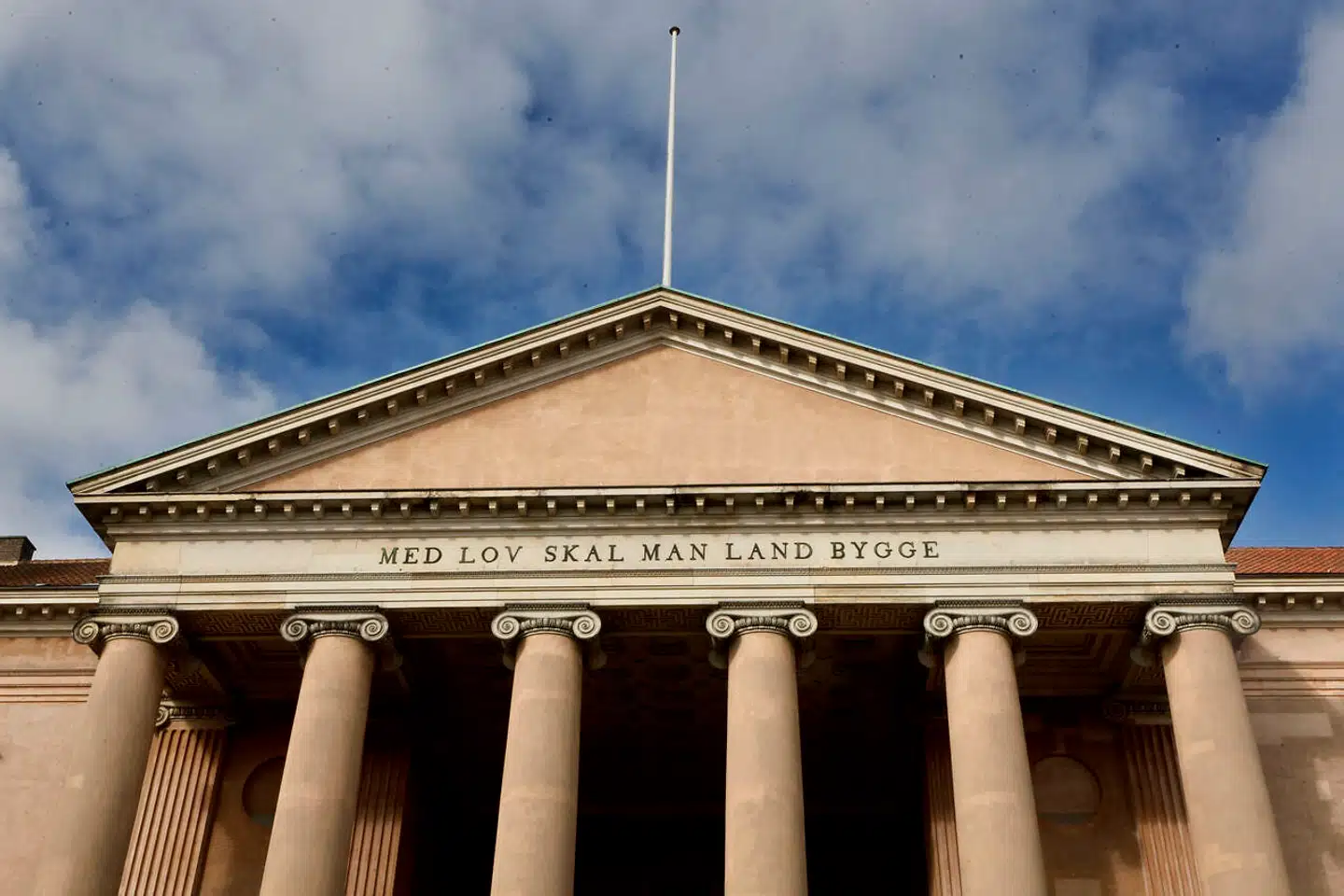 »Uanset hvad er en ting sikkert. Sker der ikke noget, kan det forventes, at den gennemsnitlige sagsbehandlingstid vil blive fordoblet fra 2021 til 2030,« skriver Andrew Hjuler Crichton og Mikael Sjöberg.