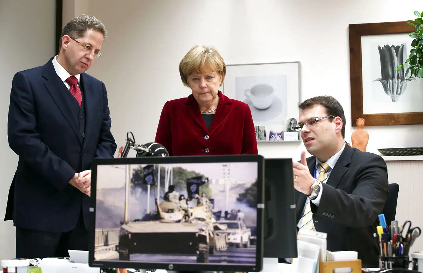 I en årrække havde Hans-Georg Maassen (tv.) adgang til de tyske hemmeligheder. Her ses han i 2014 med daværende kansler Angela Merkel under hendes besøg hos efterretningstjenesten.