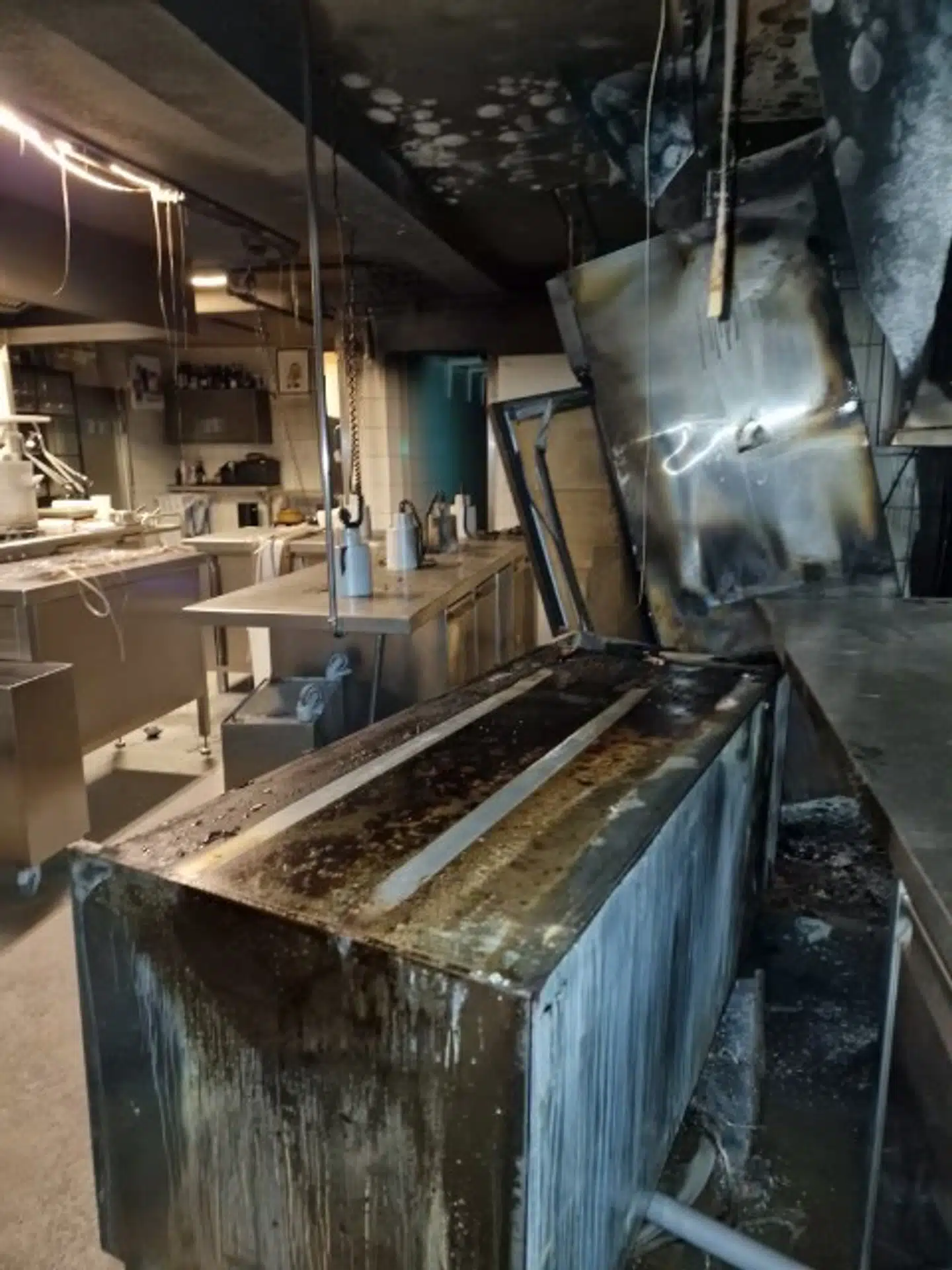 Sådan så køkkenet ud, efter branden var slukket på Restaurant Jordnær.