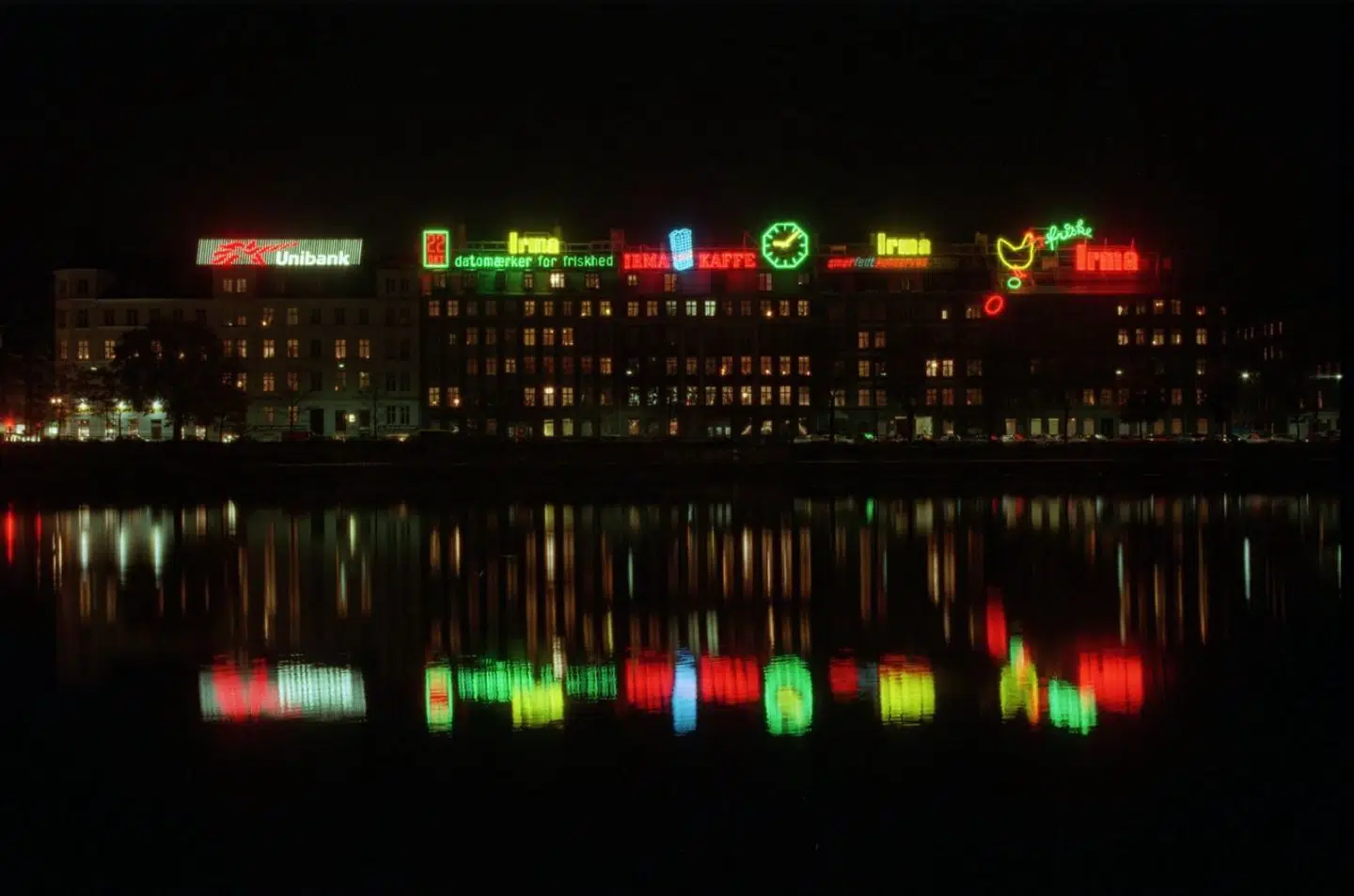 Irma-hønen og andre Irma-lysreklamer ved Sortedamssøen tilbage i 1990erne.