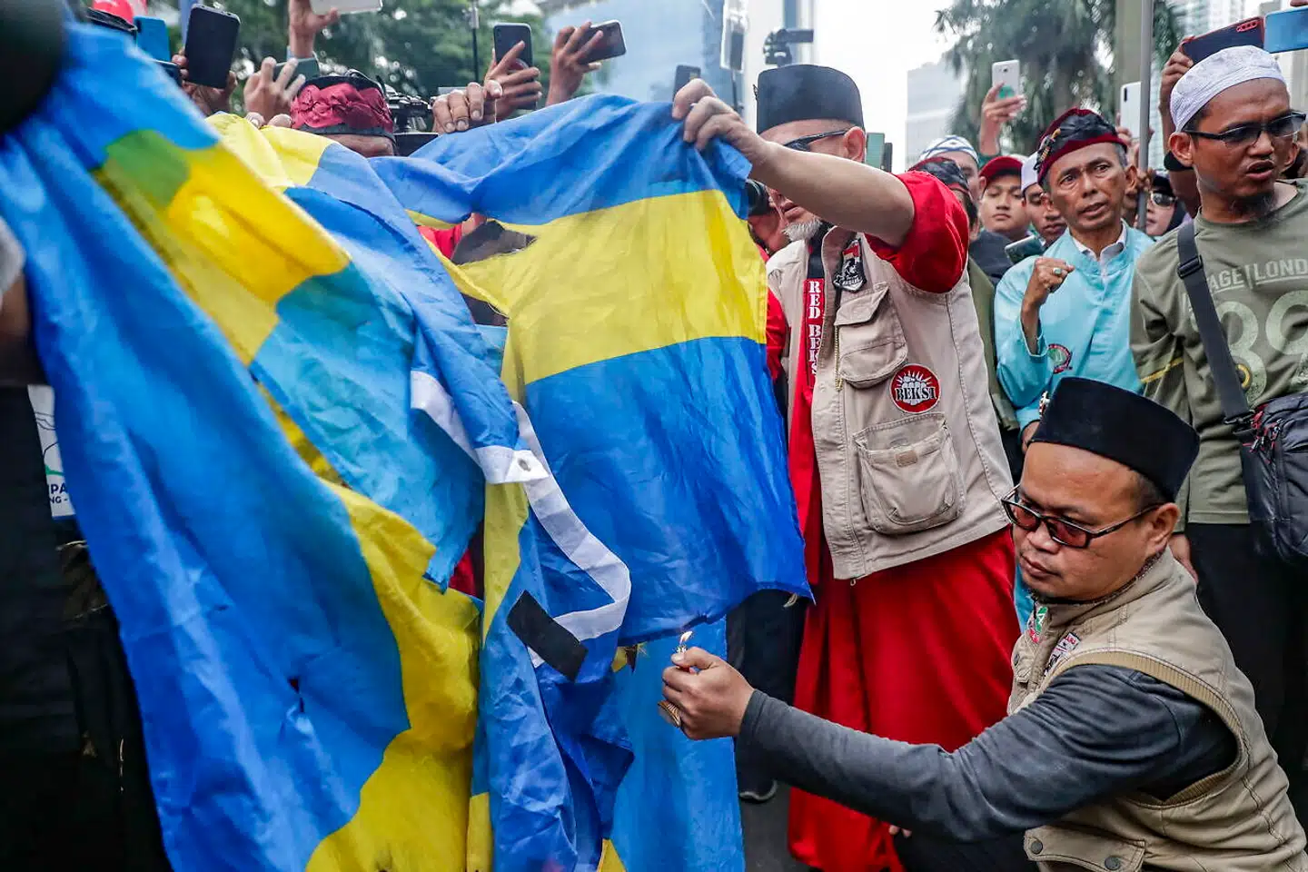»Uanset hvad man måtte mene om Rasmus Paludan, er det ubestrideligt, at hans demonstrationer alene udgør en fare mod den offentlige orden på grund af moddemonstranter, der insisterer på, at vold er et legitimt svar på ord,« skriver Jacob Mchangama. Her brænder demonstranter det svenske flag foran den svenske ambassade i Jakarta, Indonesien.