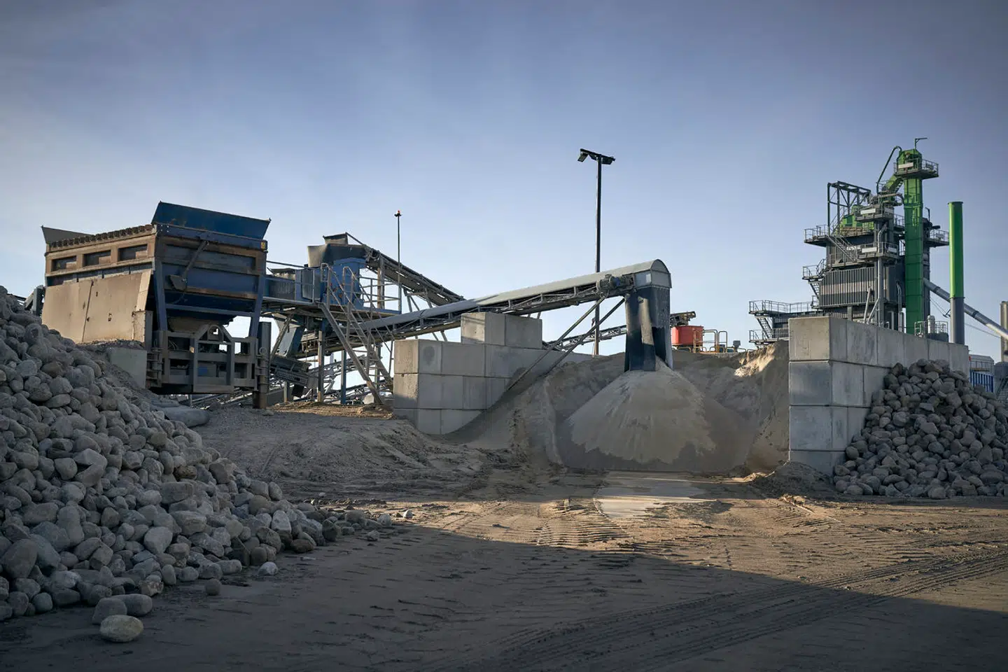 Området her ligger tæt på centrum af København, og det er en del af pointen for de virksomheder, der hører hjemme her. Men nu frygter virksomhederne, der leverer råstoffer til alt fra byggeri til flyrejser, for deres fremtid i hovedstaden.