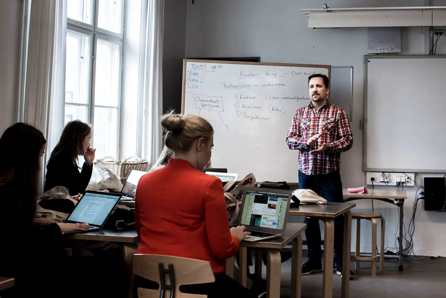 »Det at læse, er nok den vigtigste gave vi kan give børnene, og hvis det er håndskriften, der er katalysator til læsningens mysterium, så var det nok en god idé at lægge den bærbare lidt væk,« skriver Ingrid Slott.