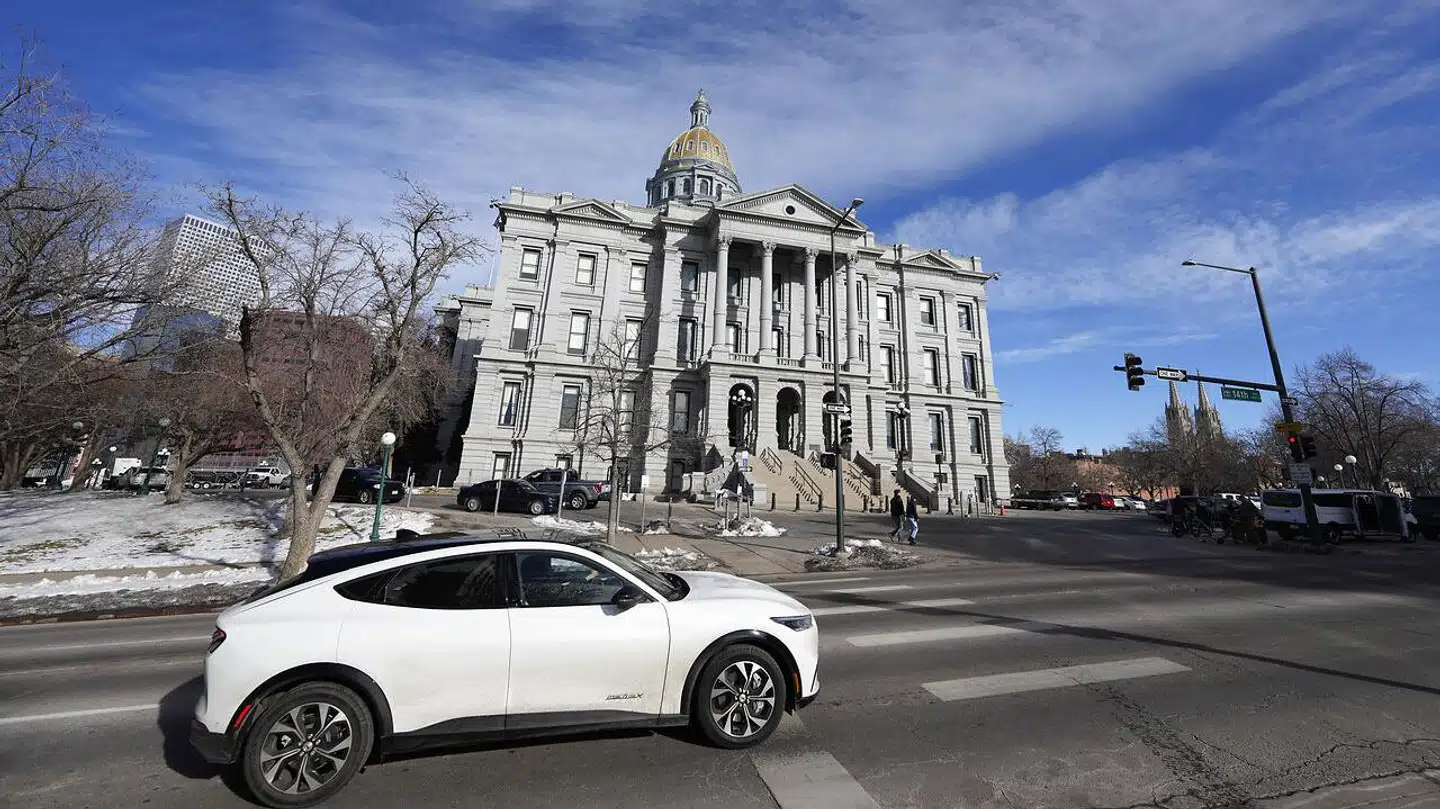Prisen på Fords elbil Mustang Mach-E bliver nu sat ned i kølvandet på Teslas priskrig.