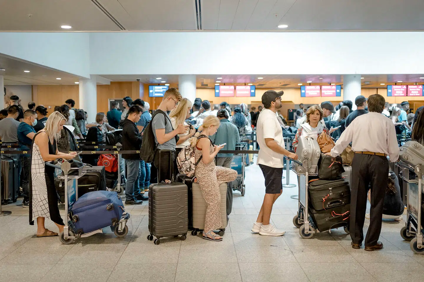 Det er kritisabelt, at Kultur- og Fritidsforvaltningen ignorerede kommunens eget regelsæt og tog et nyt it-system til udstedelse af pas og kørekort i brug uden endelig sikkerhedsgodkendelse, mener it-professorer. Her ses rejsende i Københavns Lufthavn.