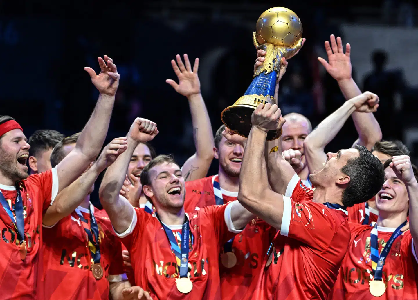 Det danske herrelandshold i Håndbold kunne fejre en storslået VM-triumf med pokalen i hænderne efter at have besejret Frankrig 29-34. (Foto: Jonathan Nackstrand/AFP).