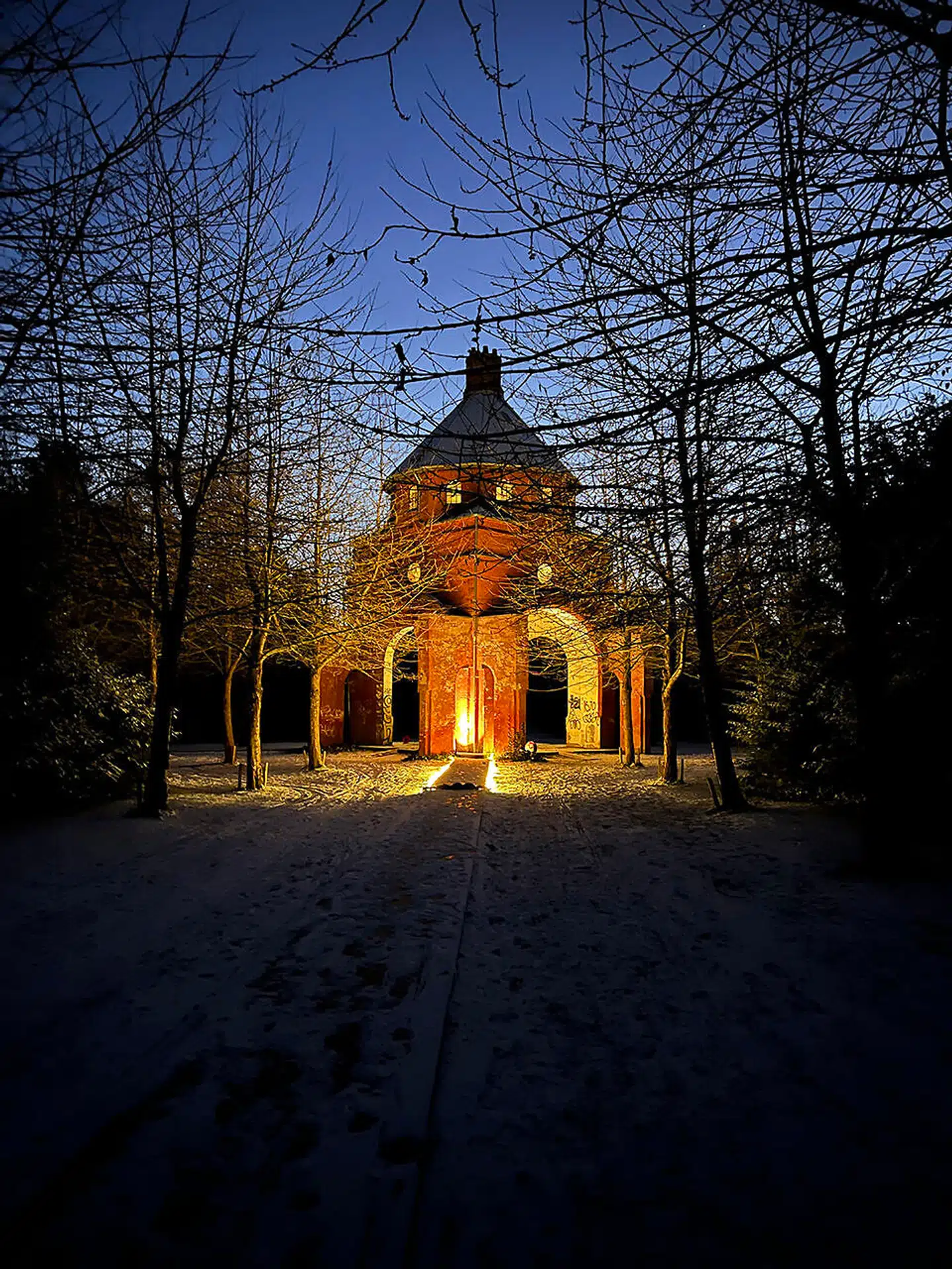 En gåtur på Vestre Kirkegård byder på lysere aftener lige for tiden. Værkerne er en del af Copenhagen Light Festival, som for alvor begynder i næste uge. Her er det »Time & Place« af kunstgruppen Tokyo Blue, placeret i Søndre Kapel.