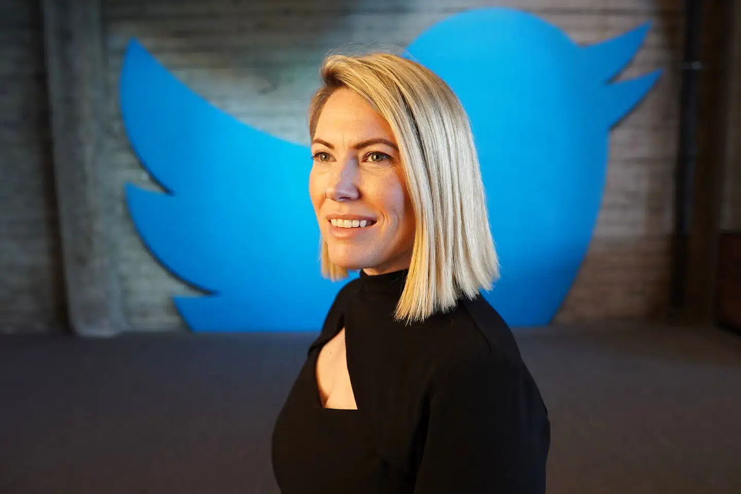 Esther Crawford er mor til tre og voksede op i en kult, indtil hun var 19. Hun er også en af de få Twitter-chefer, der ikke er skræmt væk af den nye ejer, Elon Musk.