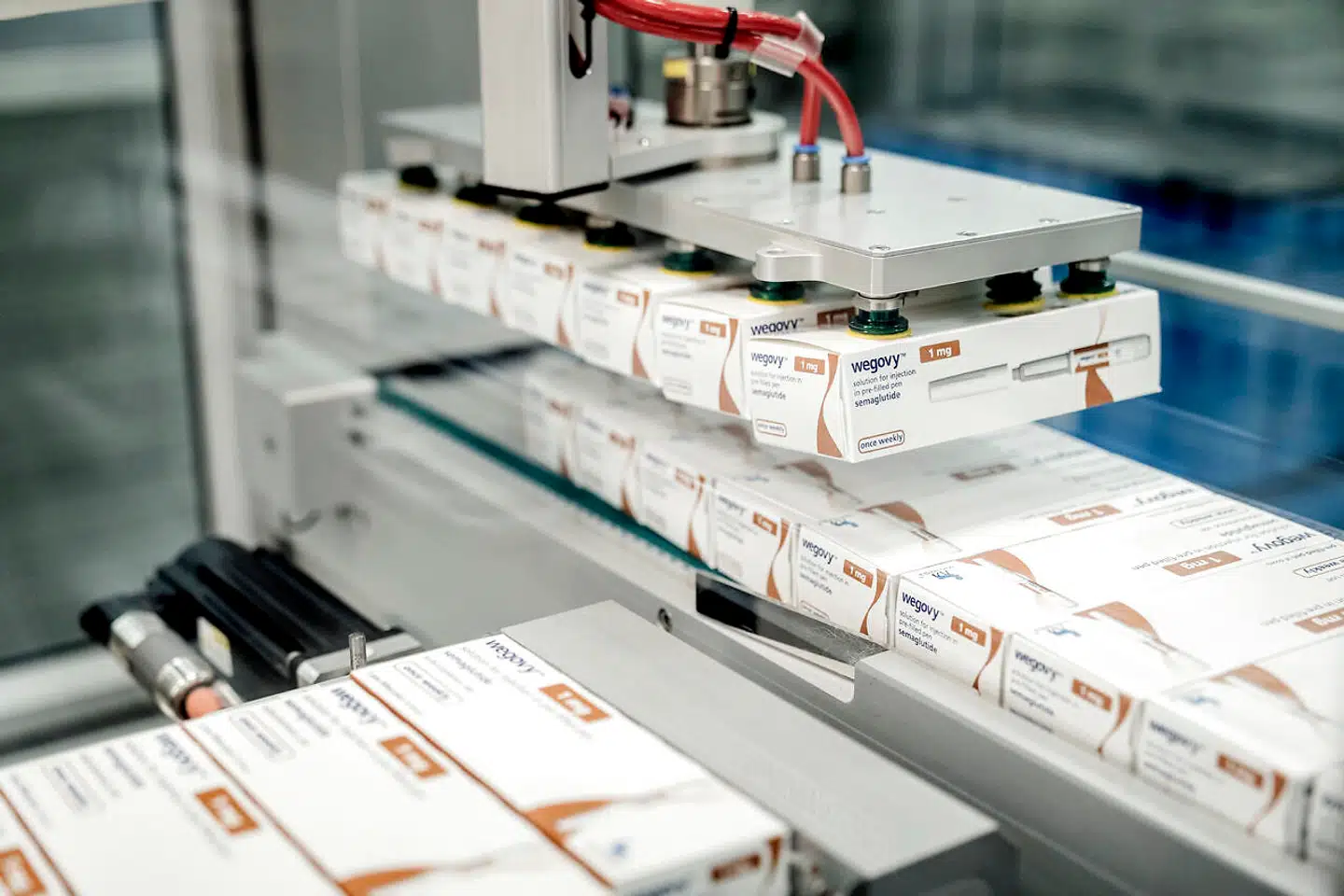 Novo Nordisk lancerede i december sit nye fedmemiddel, Wegovy, på det danske marked. Derudover er medicinen på markedet i USA og Norge, mens selskabet er i gang med at øge produktionen, så også andre lande kan få adgang til den hypede vægttabsmedicin. Medicinen påfyldes og pakkes blandt andet i Hillerød nord for København, hvor dette billede er taget.