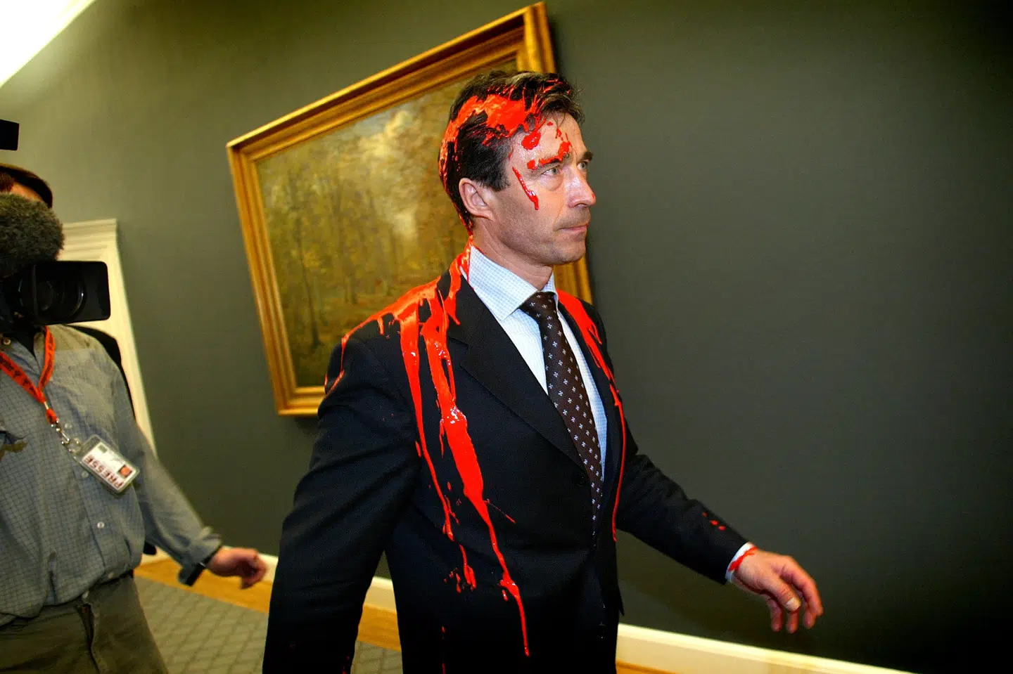 Daværende statsminister Anders Fogh Rasmussen (V) blev i 2003 angrebet af aktivist, der råbte Du har blod på hænderne. Keld Navntoft/Ritzau Scanpix