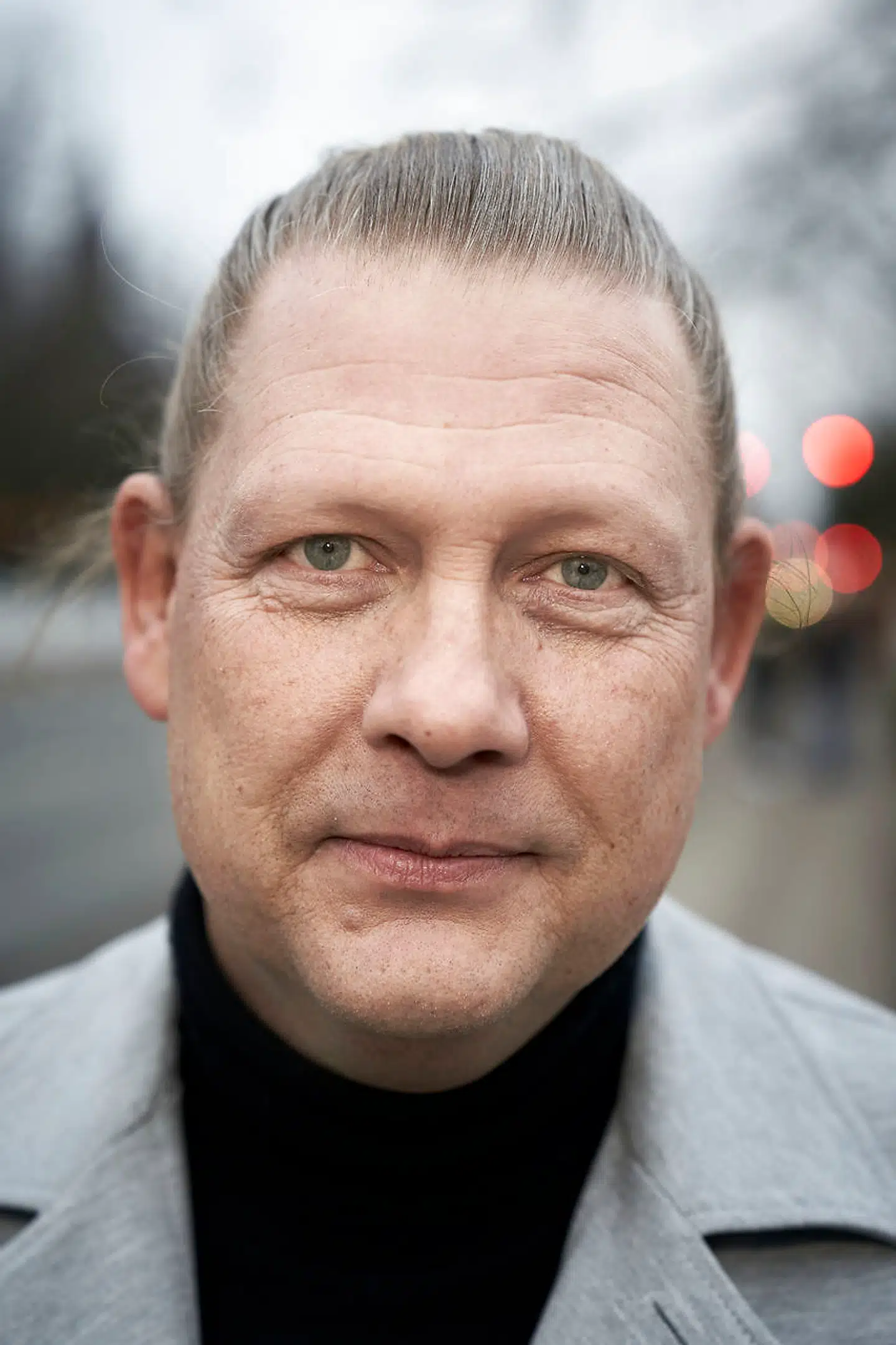 Morten Kjær Petersen (53) er født i Aarhus. Han har læst statskundskab på Aarhus Universitet 1991-93, men blev derefter først driftstekniker og senere journalist i DR. I dag er han direktør på TV 2 Kosmopol.