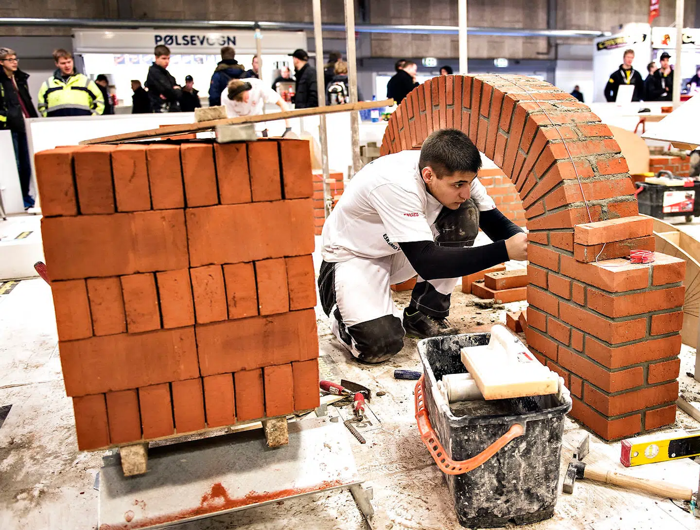 »For mig starter det hele med, at vi slipper unge ud af den ufrihed, de er fanget i. Flere end nogensinde er ensomme og udvikler angst og depression. De skal hele tiden forholde sig til deres præstationer og mål og kigge indad.«