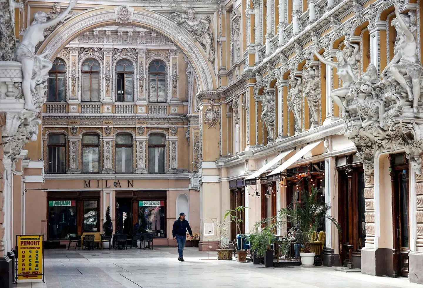 Denne enestående butiksarkade i Odesa, som blev bygget i slutningen af 1800-tallet i byens guldalder, er nu beskyttet af FNs konvention for verdenskulturarv.