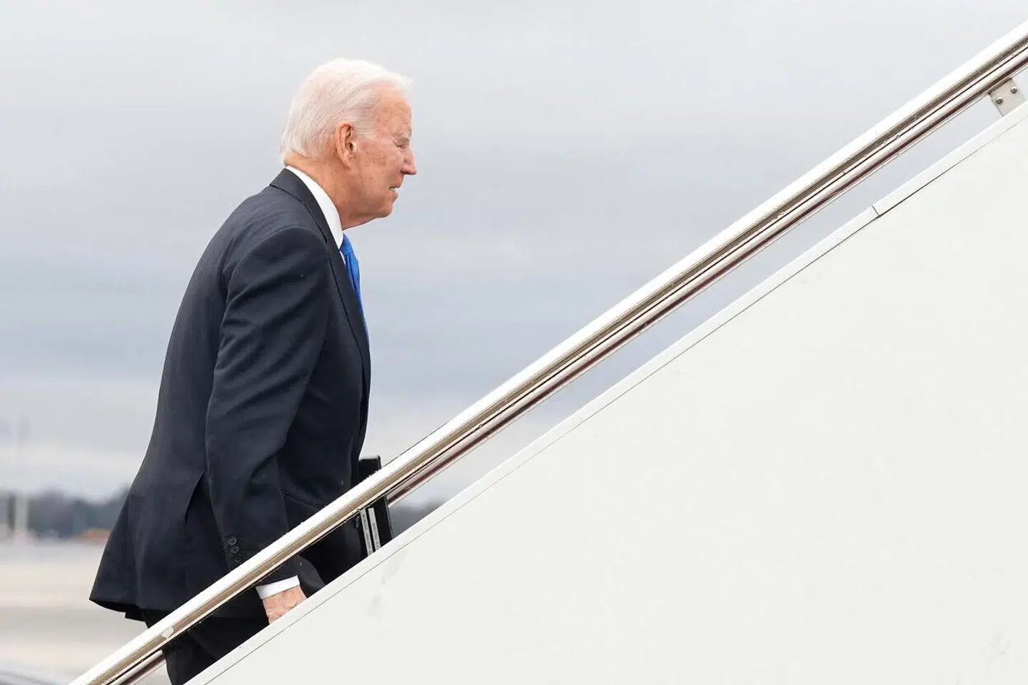 »Biden får nok ikke den ære, han fortjener, for sine mange politiske resultater. Men listen af lovgivning og resultater taler sit tydelige sprog – og vidner om, at der er en dreven politiker ved roret i USA,« skriver Mads Fuglede.