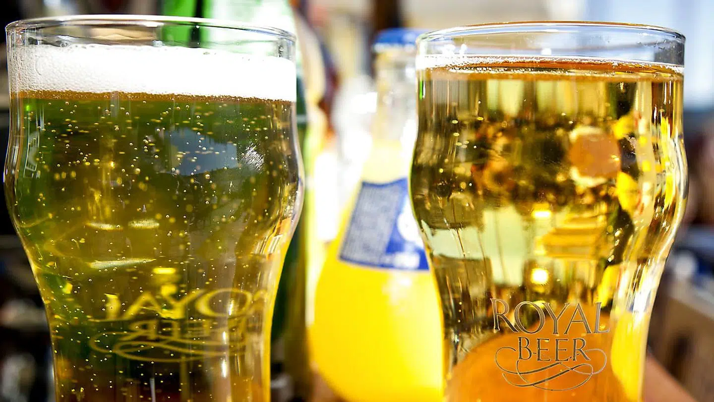 Det er dejligt vejr og folk nyder solen på Nyhavn. Samtidig er priserne på fadøl faldet, da skatterne på udeservering er blevet lempet.