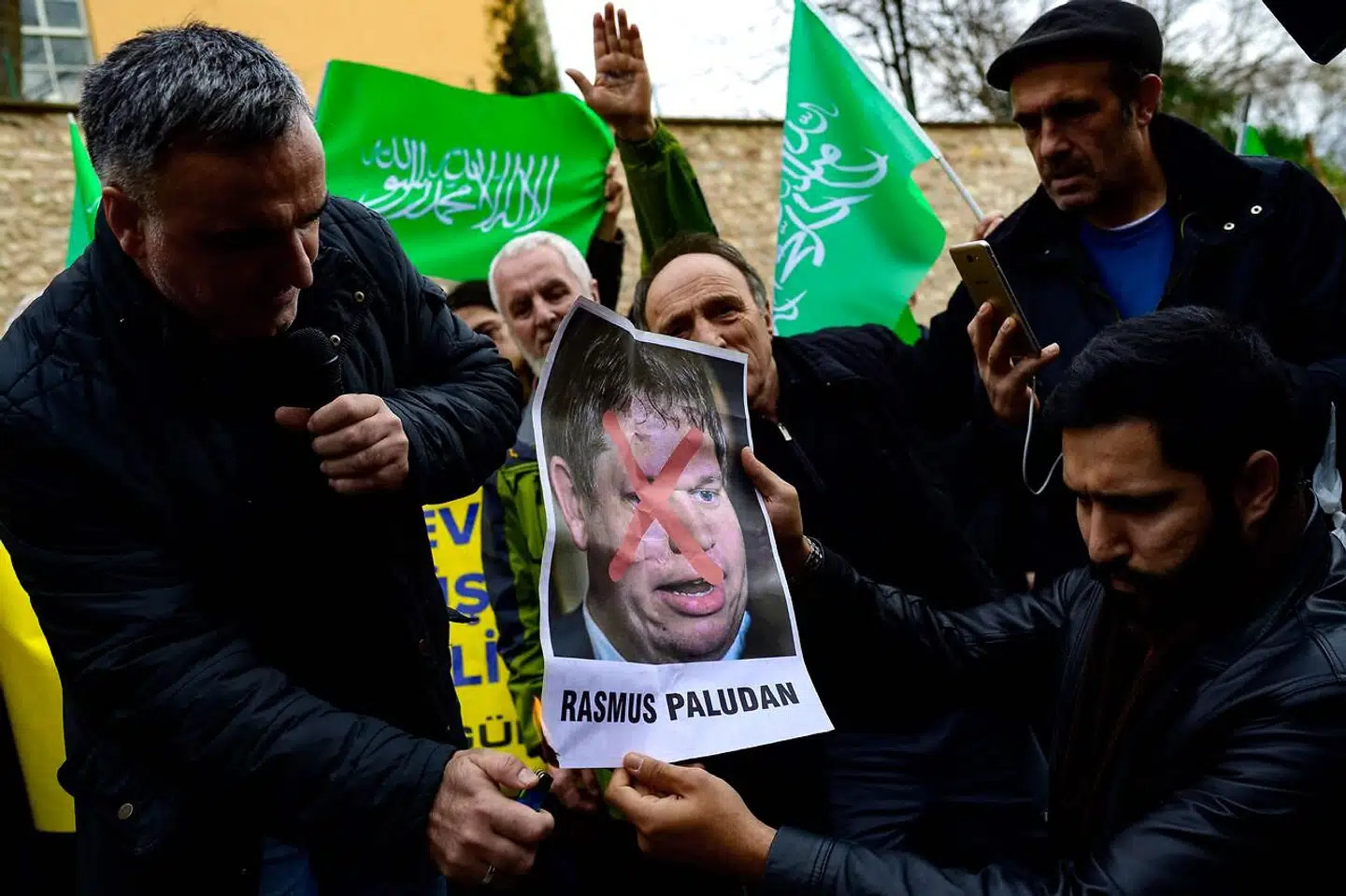 Demonstranter ved det svenske konsulat i Istanbul brænder et billede af Rasmus Paludan, som har brændt en koran foran den tyrkiske ambassade i Stockholm. (Foto af Yasin AKGUL / AFP)