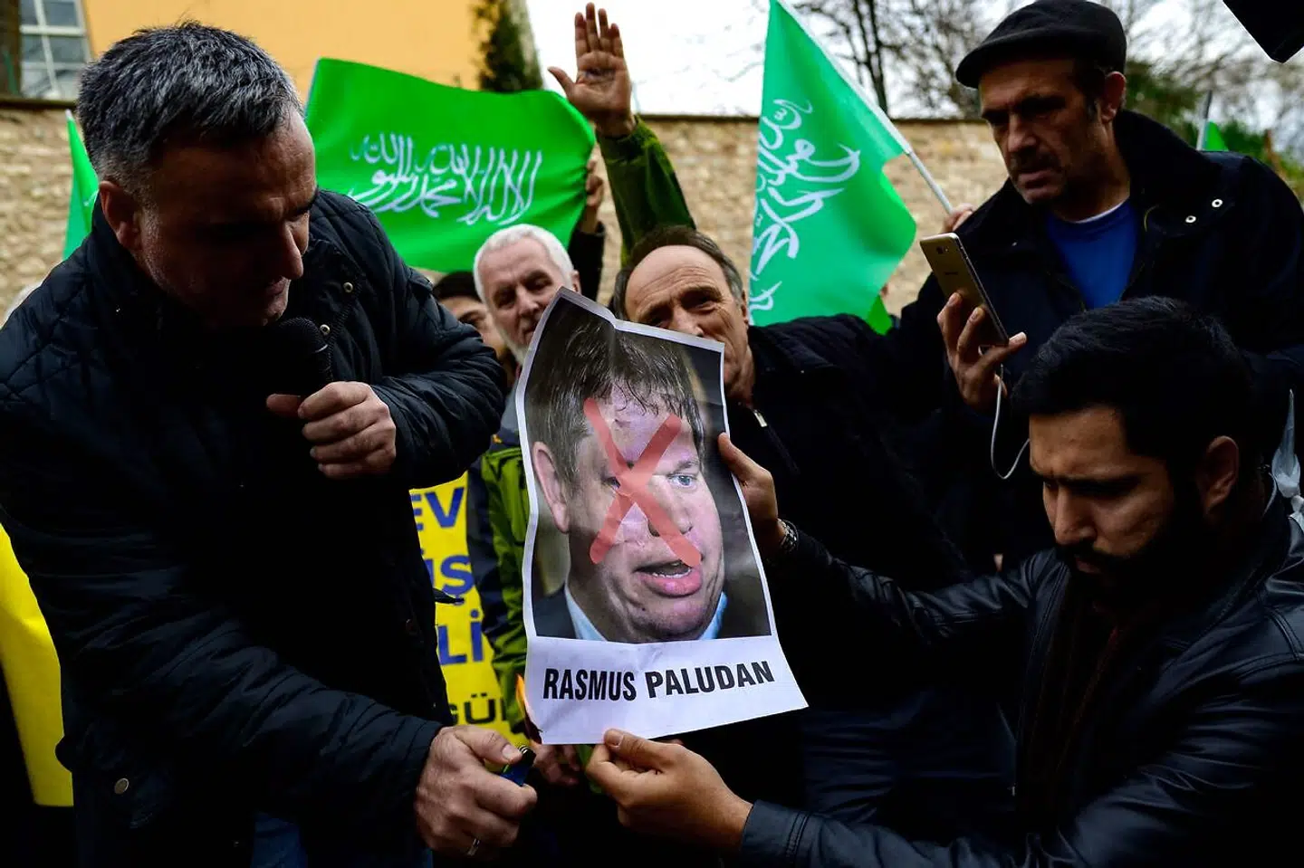 Demonstranter ved det svenske konsulat i Istanbul brænder et billede af Rasmus Paludan, som har brændt en koran foran den tyrkiske ambassade i Stockholm. (Foto af Yasin AKGUL / AFP)